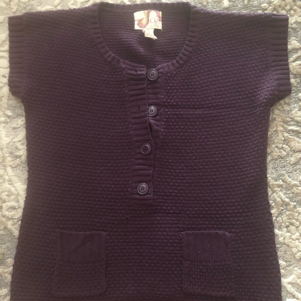 Short sleeved sweater with buttons & decorative pockets
